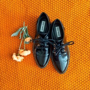Steve Madden Black Patent "Little" Lace-Up Oxfords - Size 8